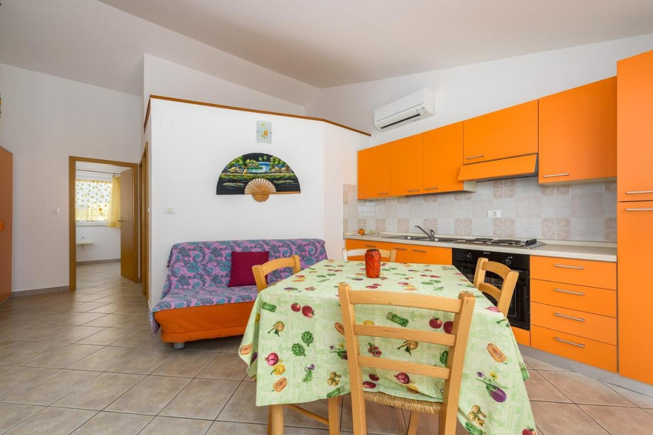 Manfroi House With Apartments Lovrečica Esterno foto