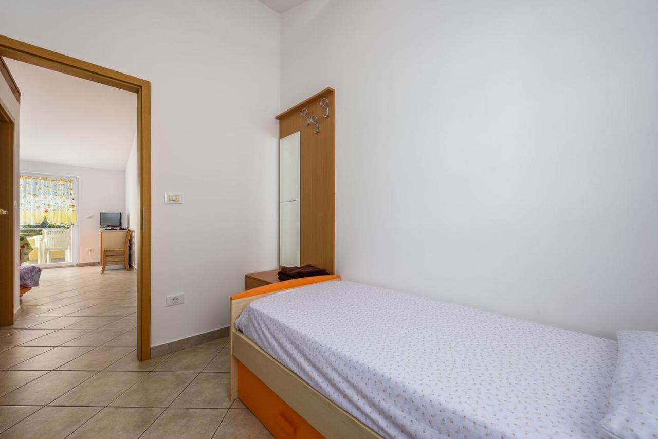 Manfroi House With Apartments Lovrečica Esterno foto