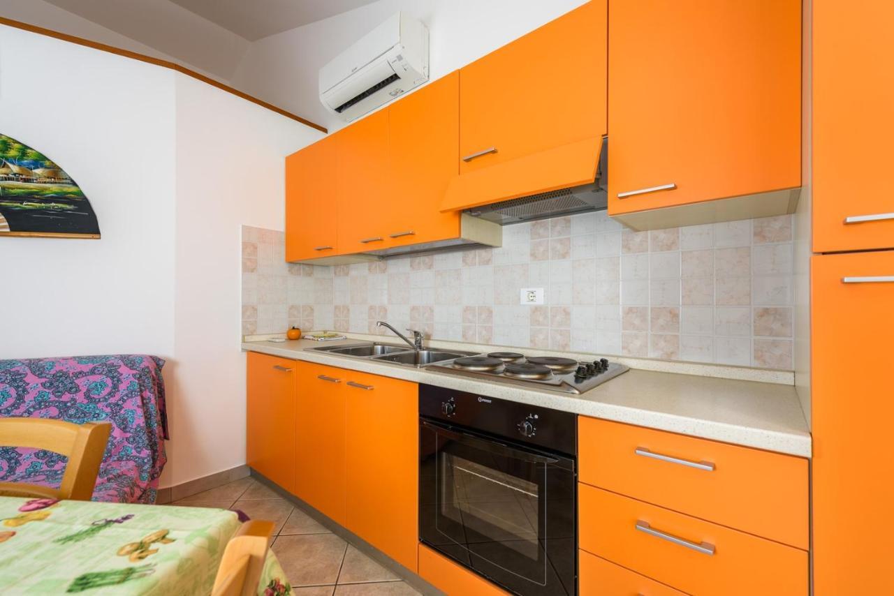 Manfroi House With Apartments Lovrečica Esterno foto