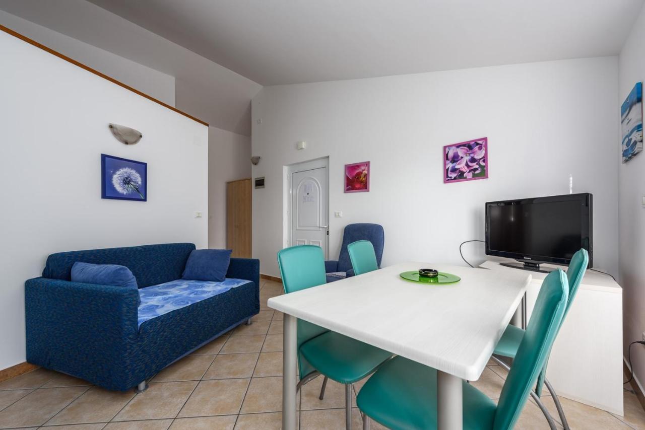 Manfroi House With Apartments Lovrečica Esterno foto