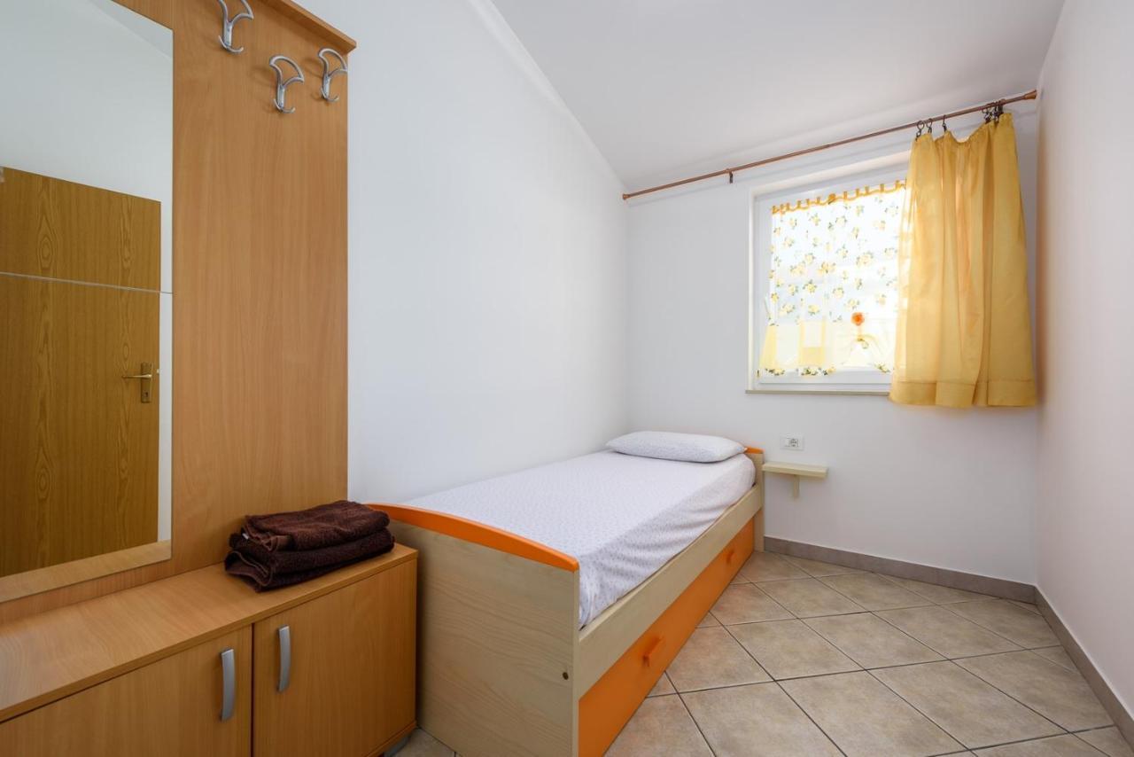 Manfroi House With Apartments Lovrečica Esterno foto